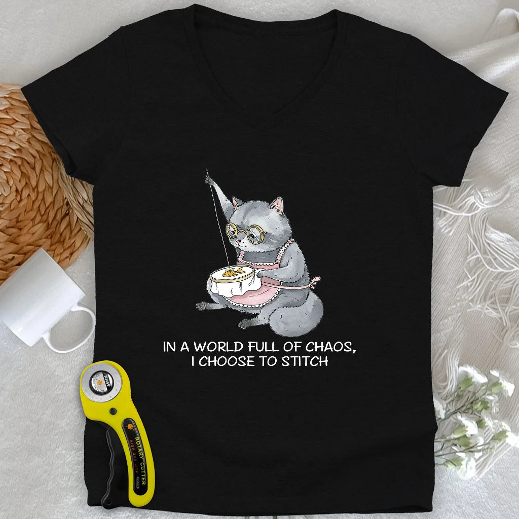 T-shirt à col en V « Granny Cat Sewist Lady »