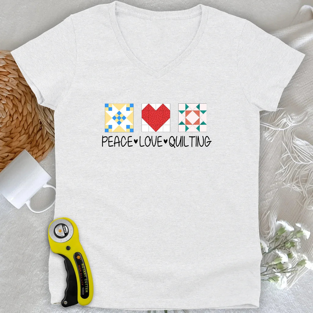 T-shirt à col en V « Peace Love Quilting Lady »