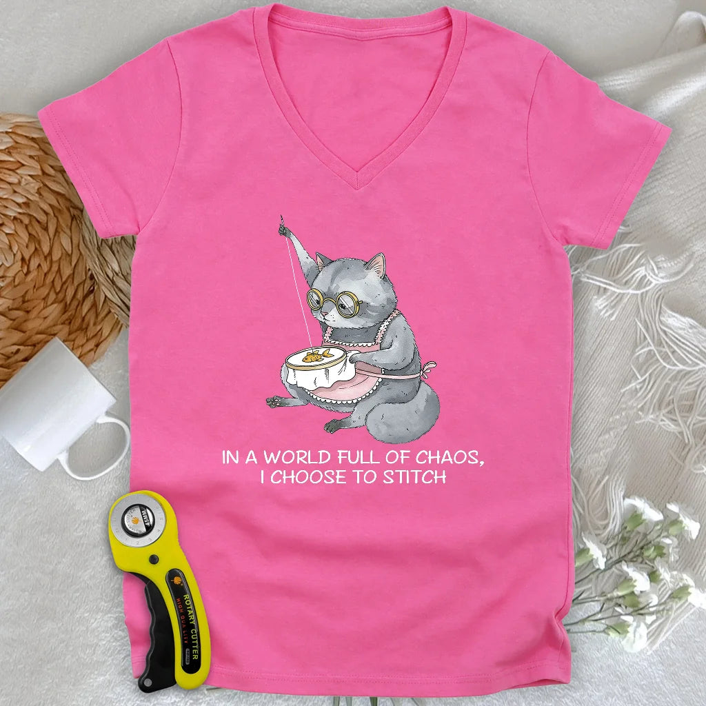 T-shirt à col en V « Granny Cat Sewist Lady »