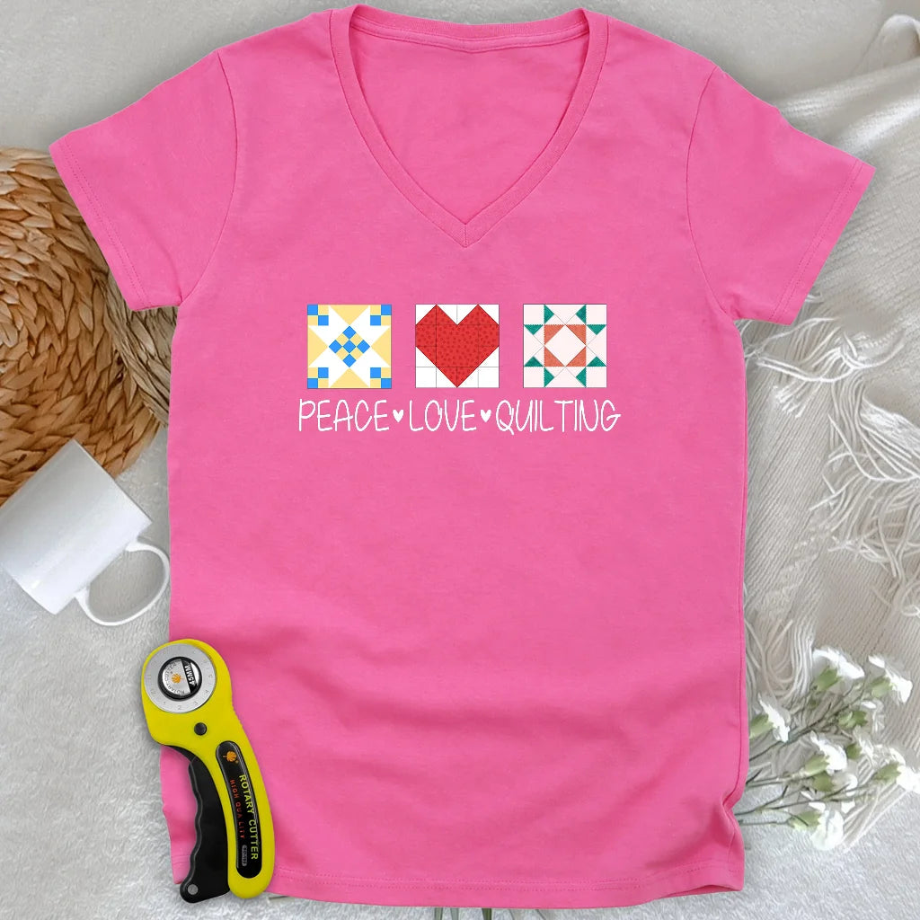 T-shirt à col en V « Peace Love Quilting Lady »