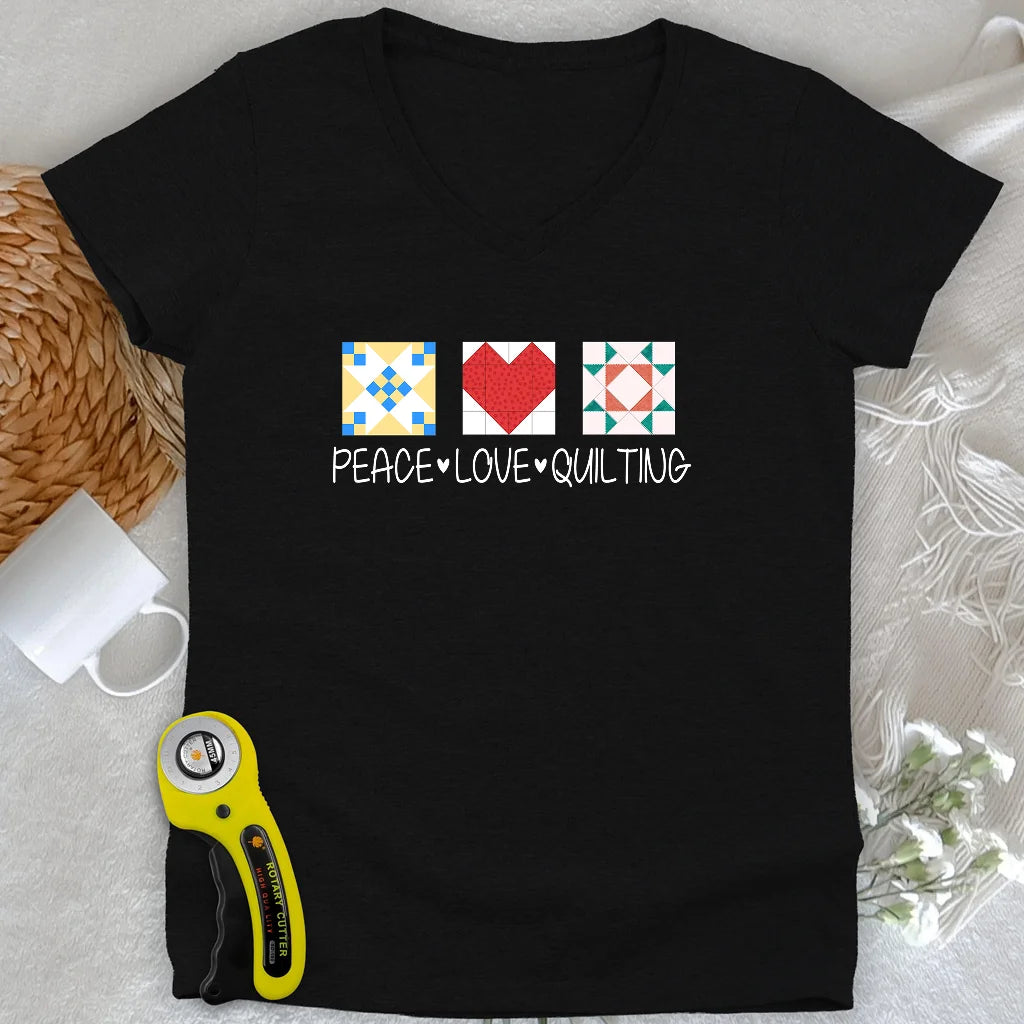 T-shirt à col en V « Peace Love Quilting Lady »