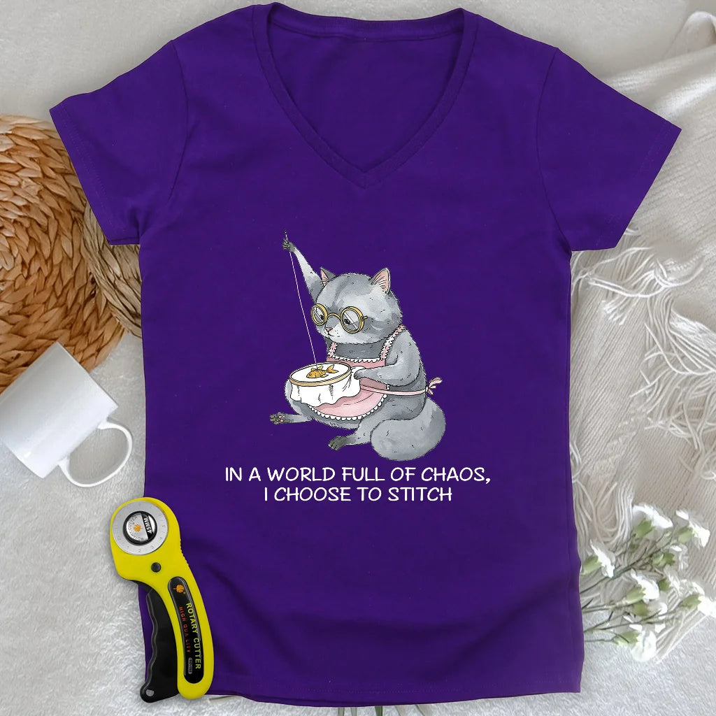 T-shirt à col en V « Granny Cat Sewist Lady »
