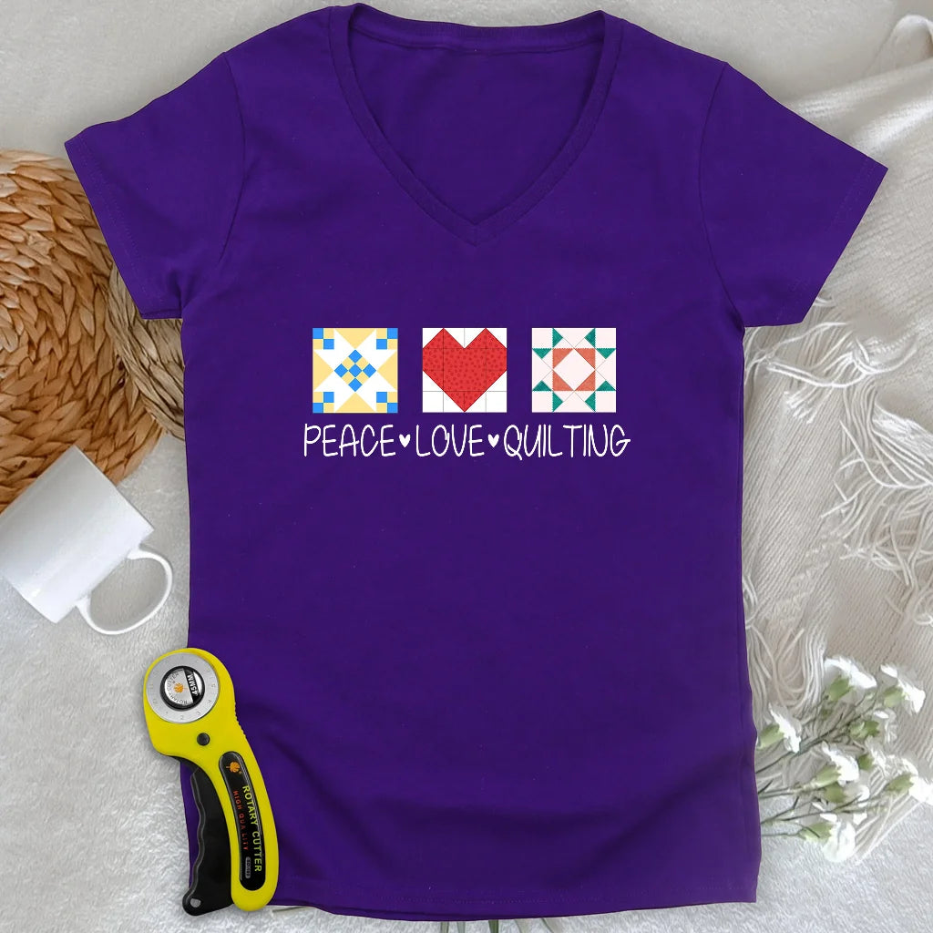 T-shirt à col en V « Peace Love Quilting Lady »