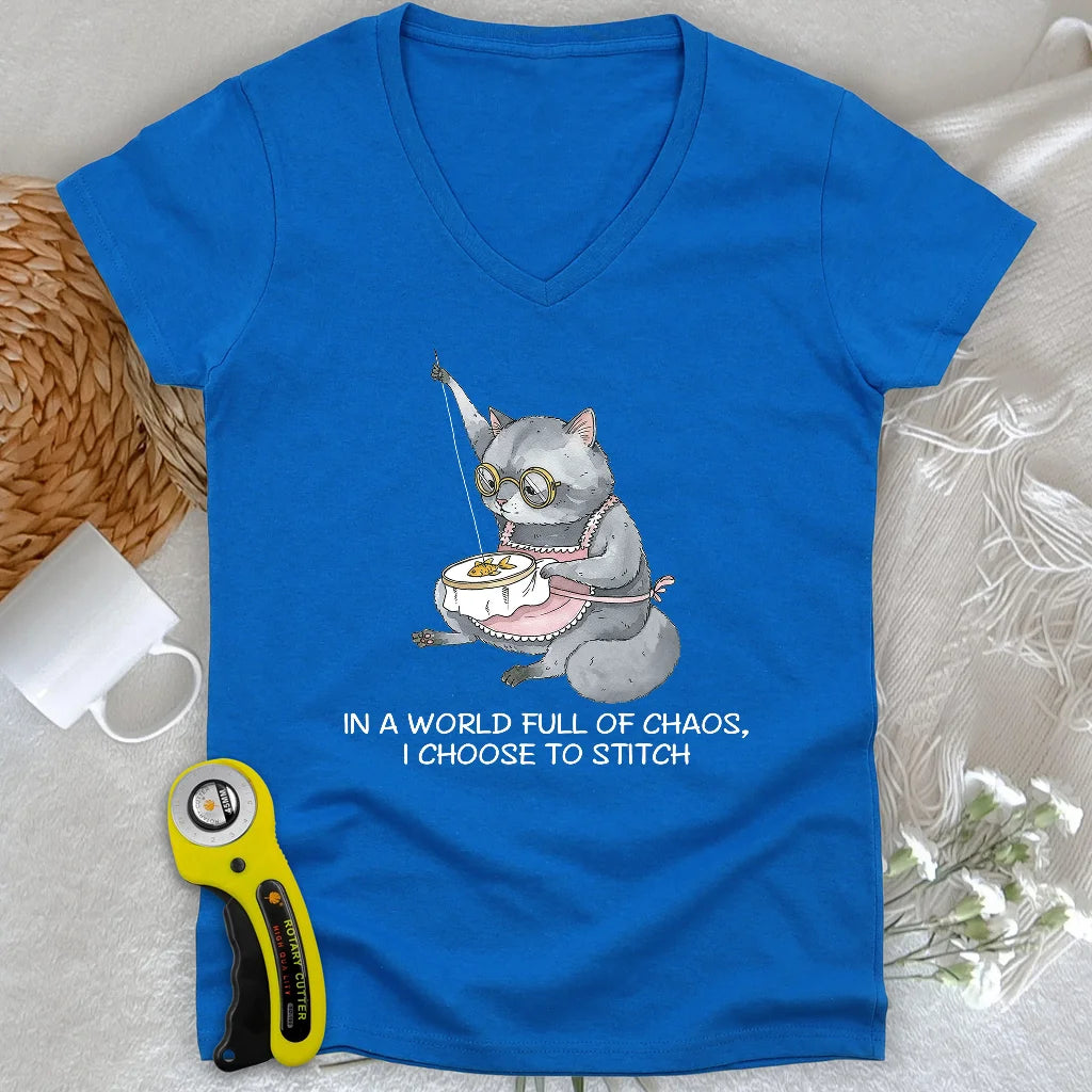 T-shirt à col en V « Granny Cat Sewist Lady »