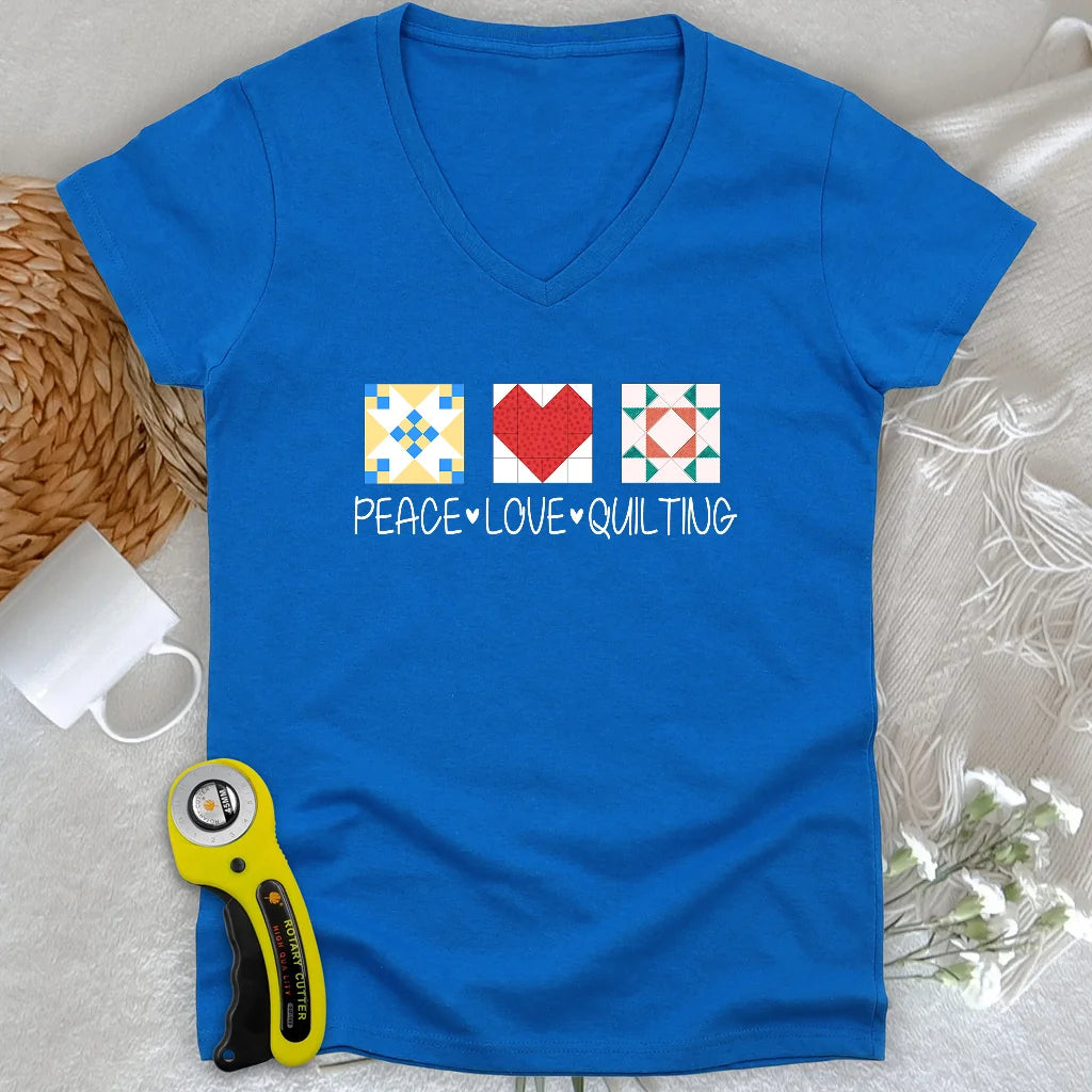 T-shirt à col en V « Peace Love Quilting Lady »