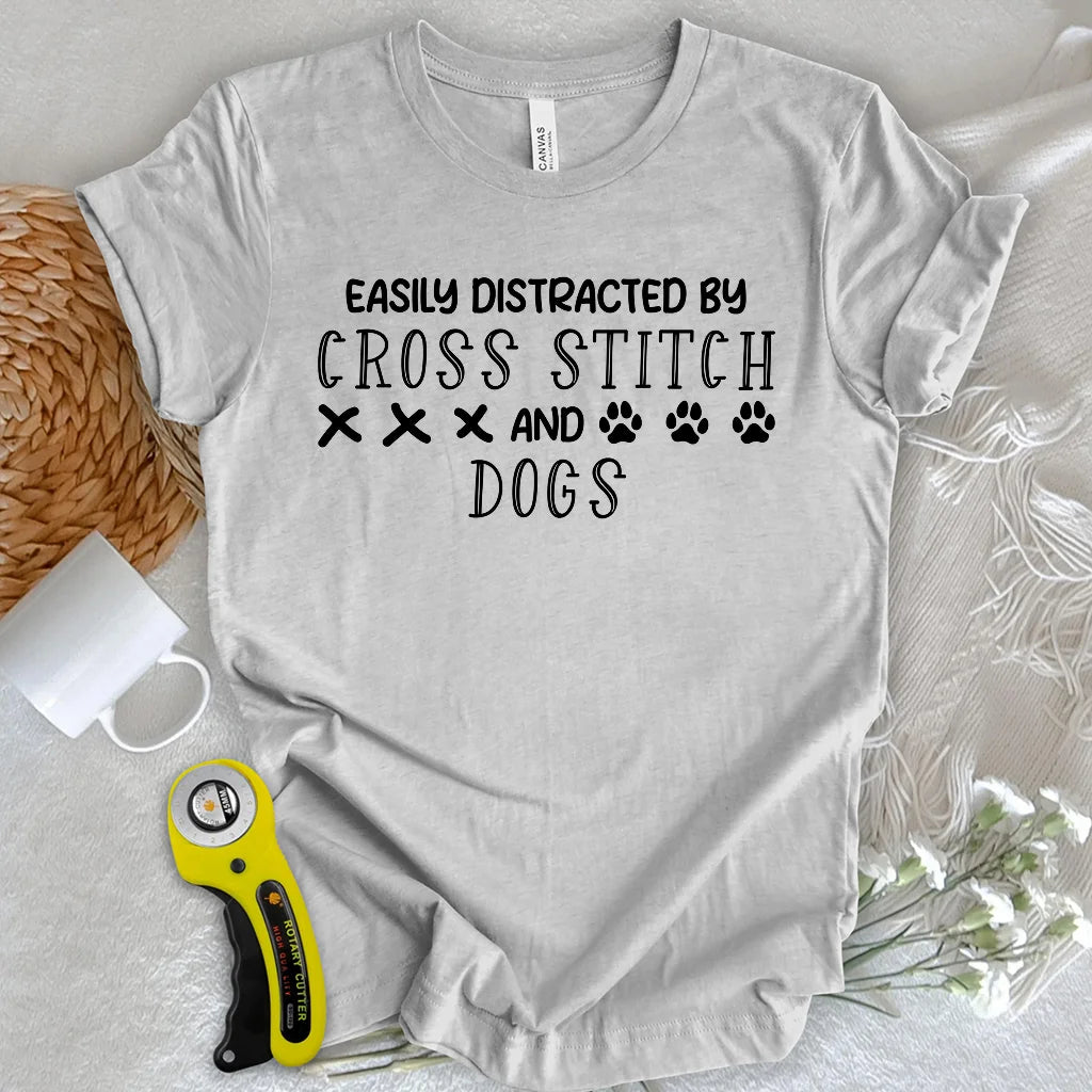 Von Hunden abgelenkt T-Shirt