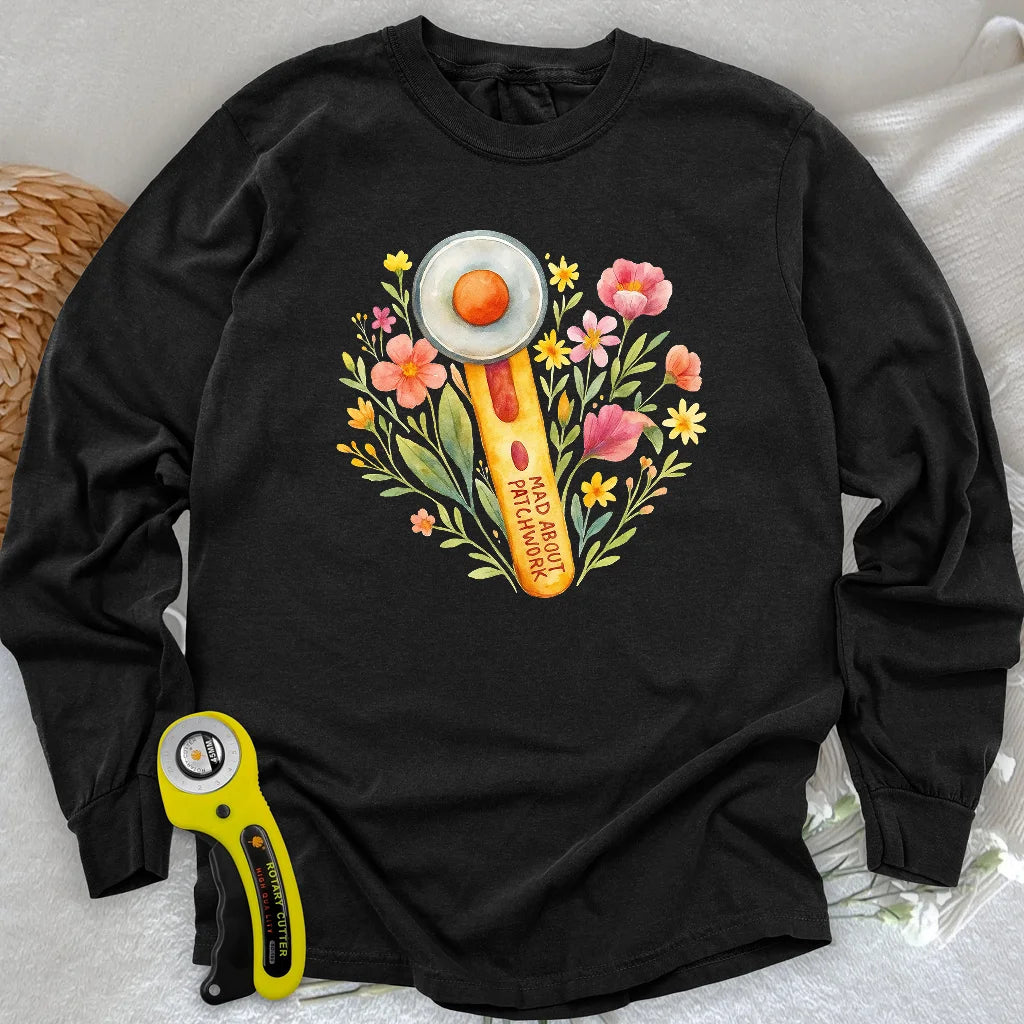 Blumiges Langarm-T-Shirt mit Aussparungen