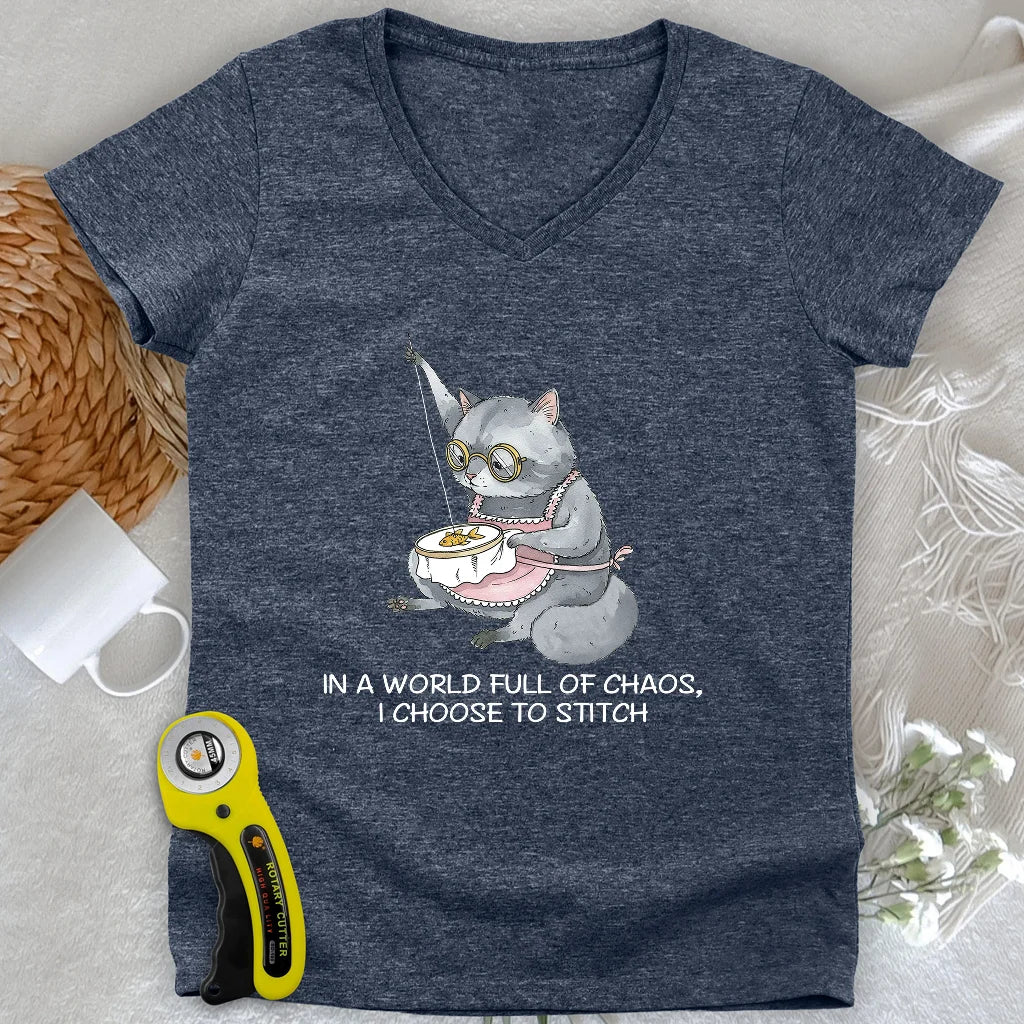 T-shirt à col en V « Granny Cat Sewist Lady »