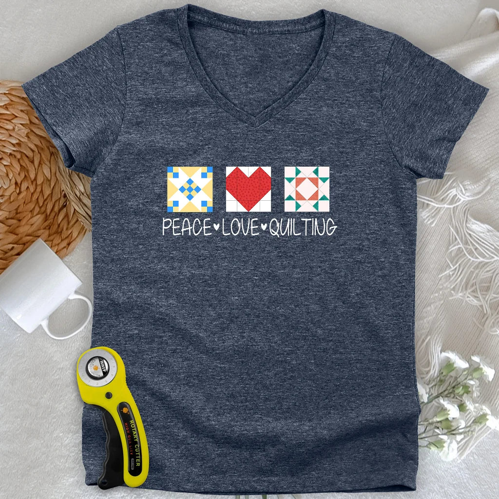 T-shirt à col en V « Peace Love Quilting Lady »
