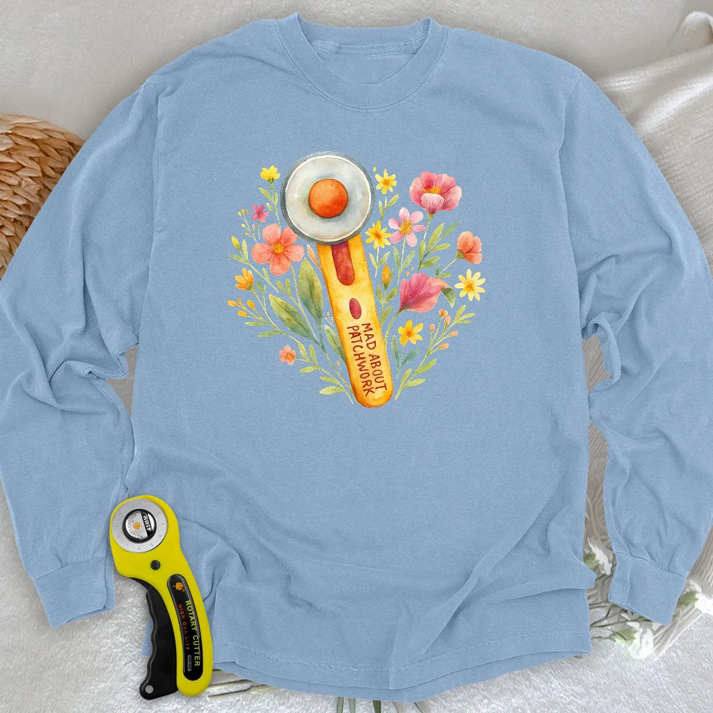 Blumiges Langarm-T-Shirt mit Aussparungen