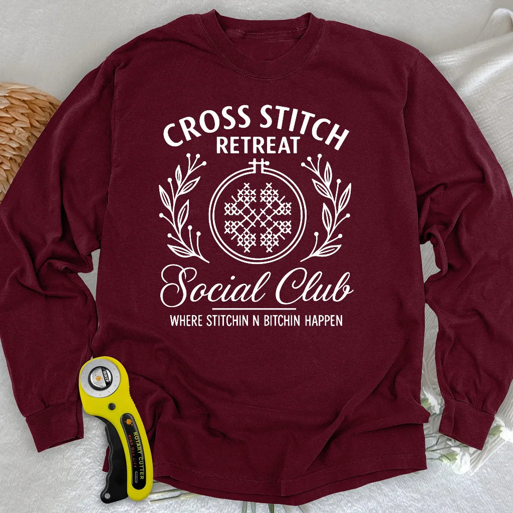 T-shirt à manches longues de la retraite de point de croix