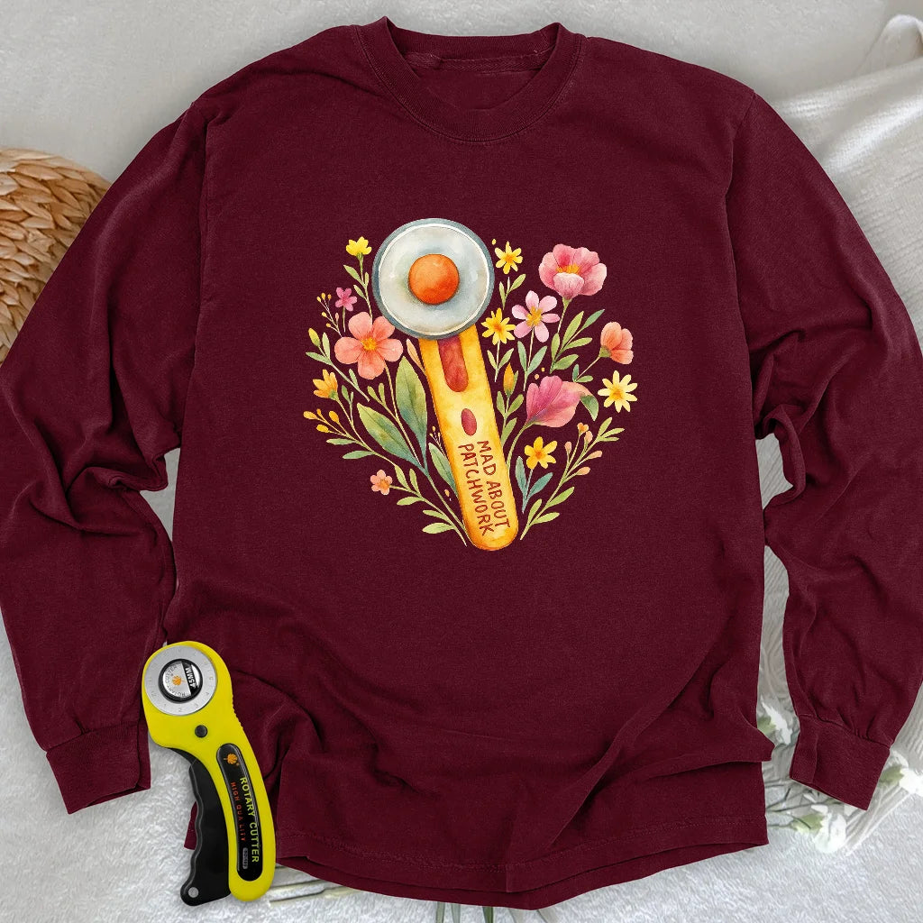 Blumiges Langarm-T-Shirt mit Aussparungen