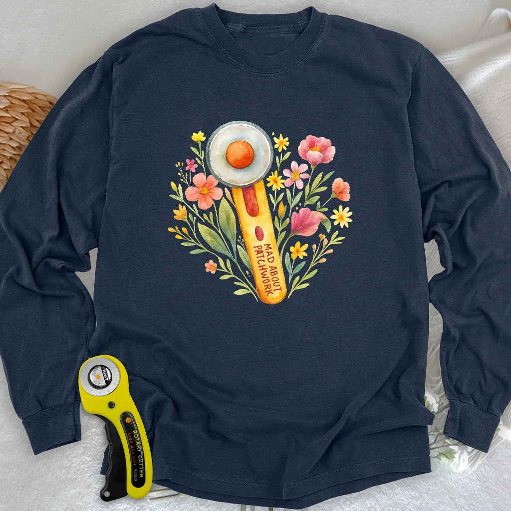 Blumiges Langarm-T-Shirt mit Aussparungen