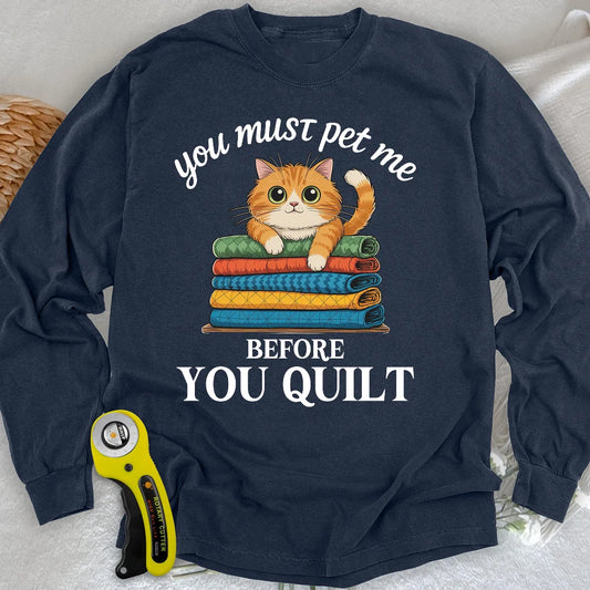„Erst streicheln, dann quilten“ Langarm-T-Shirt