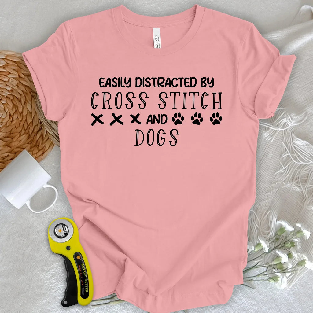 Von Hunden abgelenkt T-Shirt