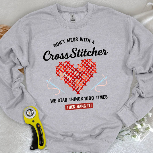 Lass dich nicht mit einer Kreuzstickerin anlegen Sweatshirt