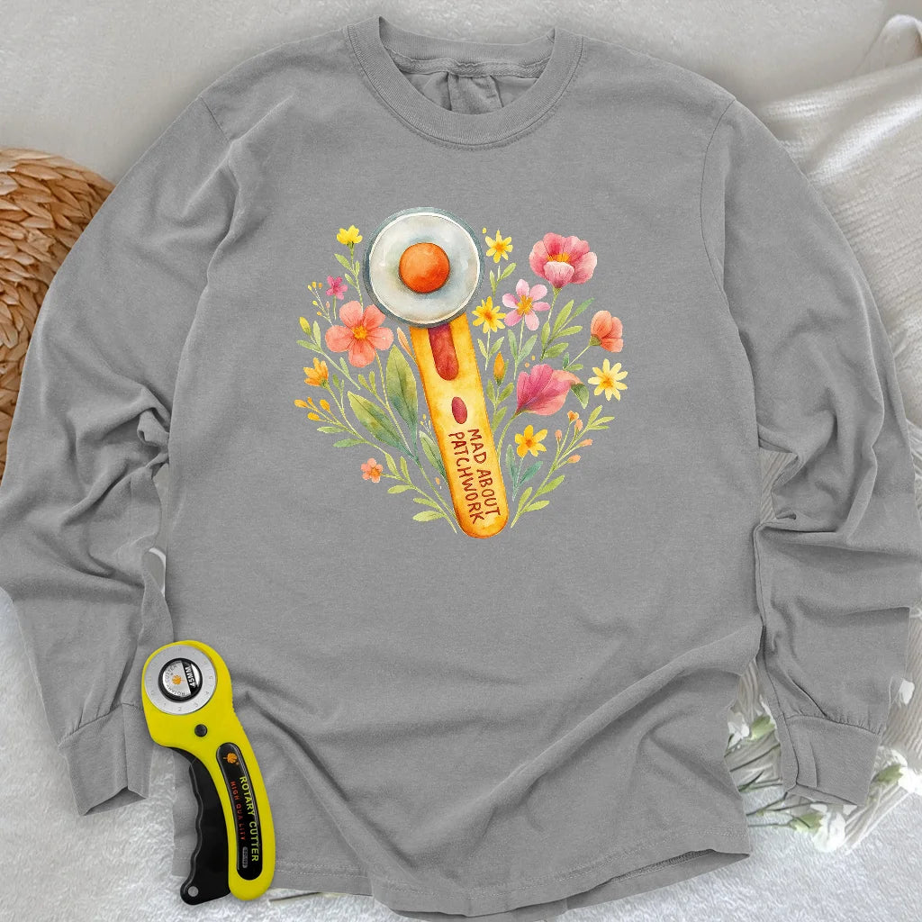 Blumiges Langarm-T-Shirt mit Aussparungen