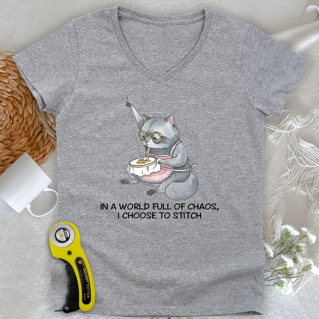 T-shirt à col en V « Granny Cat Sewist Lady »