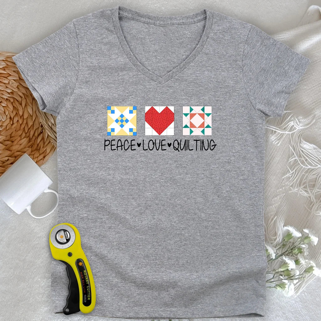 T-shirt à col en V « Peace Love Quilting Lady »
