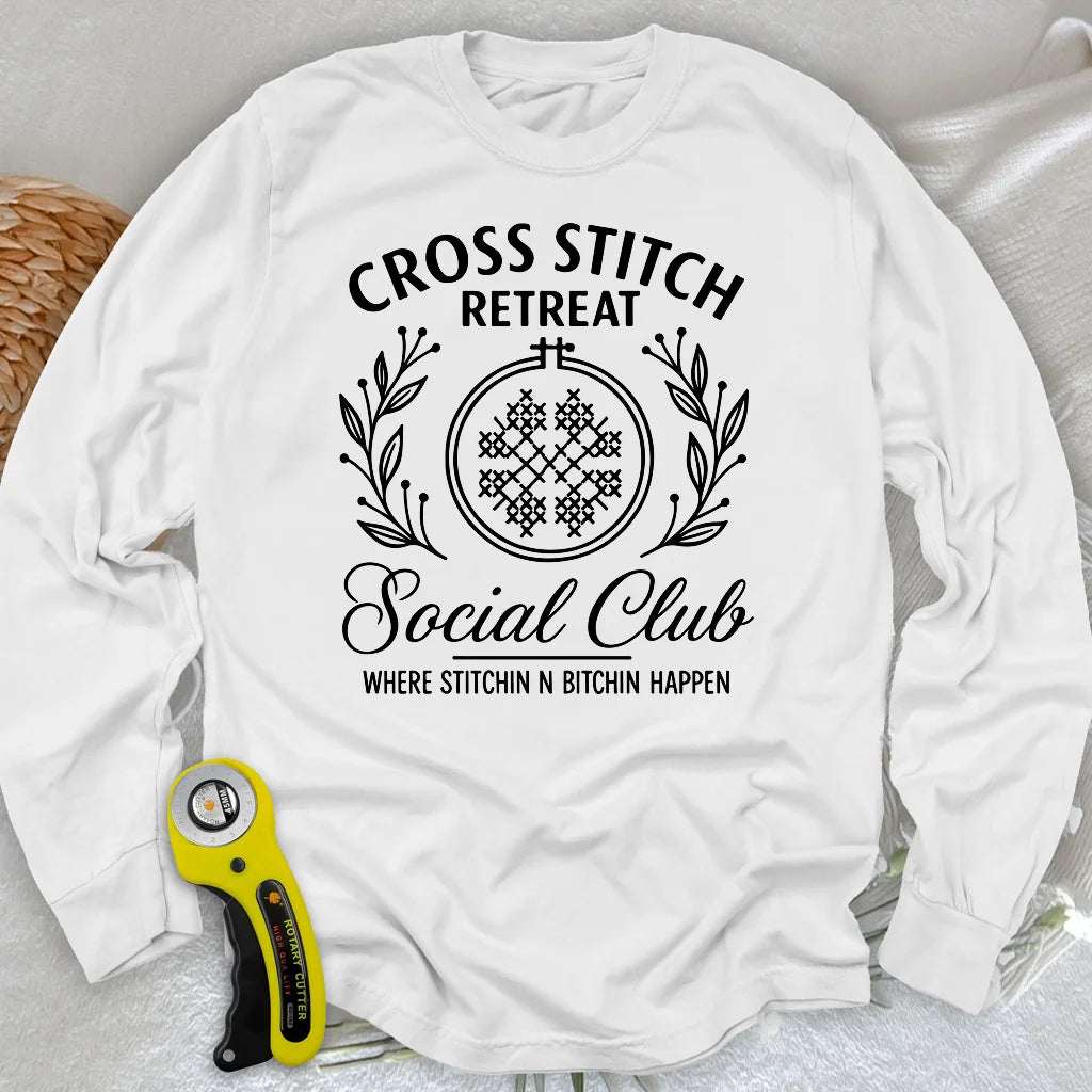 T-shirt à manches longues de la retraite de point de croix