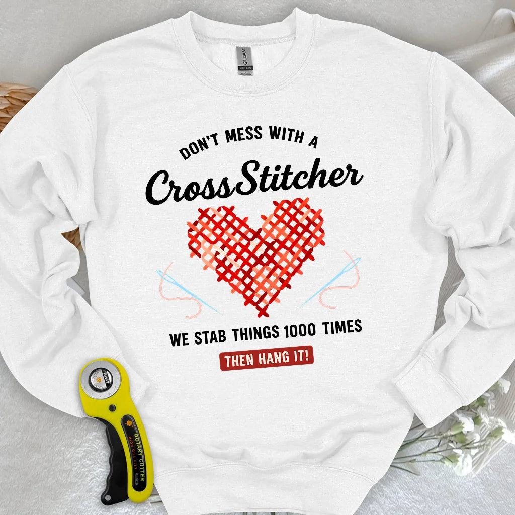 Lass dich nicht mit einer Kreuzstickerin anlegen Sweatshirt