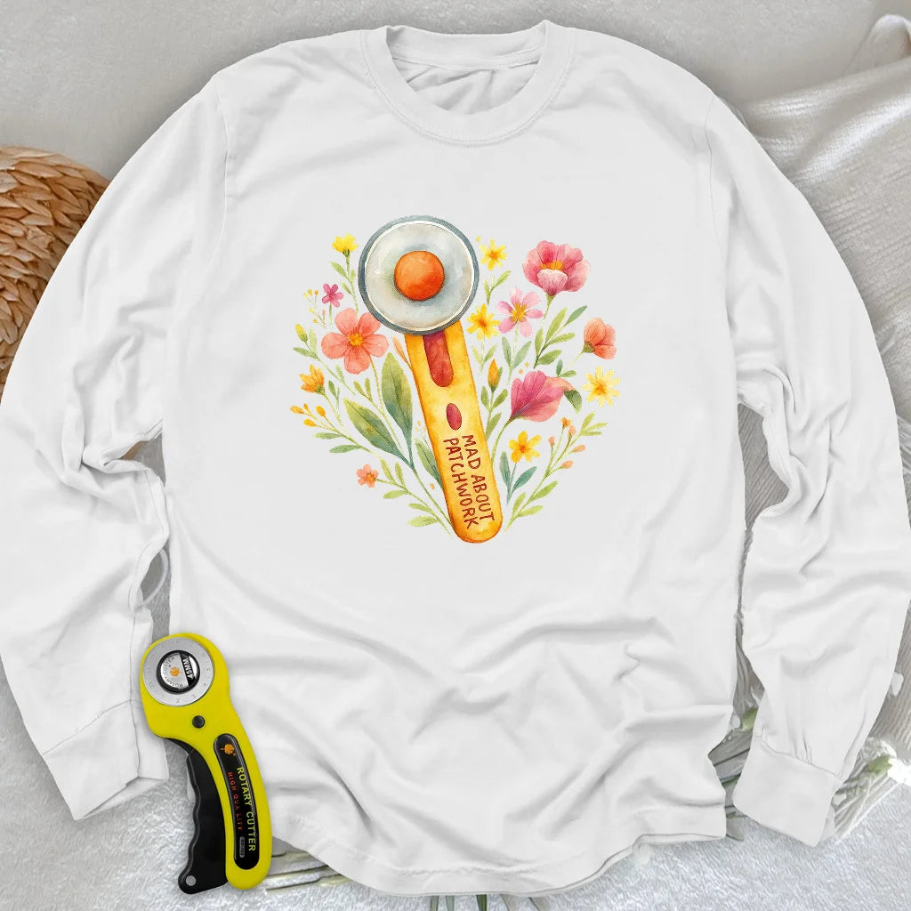Blumiges Langarm-T-Shirt mit Aussparungen
